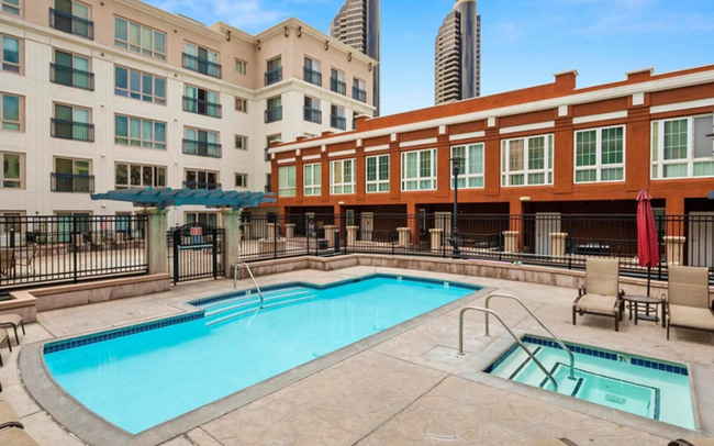 Building Photo - UNBEATABLE LOCATION 1 BEDROOM, TOP FLOOR  ...