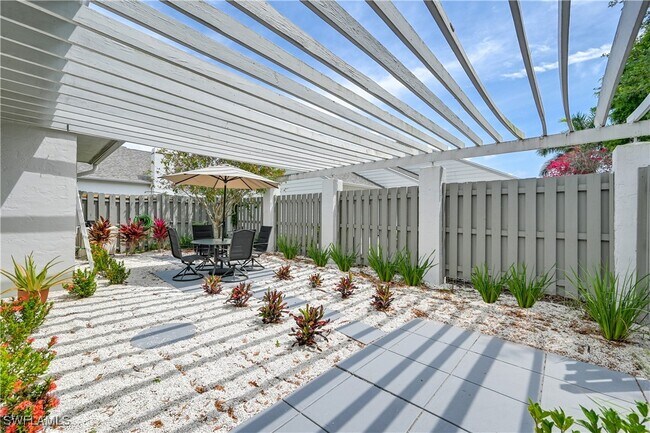 Building Photo - 878 Meadowland Dr