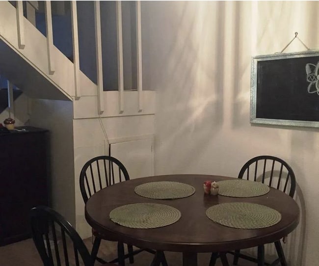Building Photo - Beautiful 2 Bedroom, 1.5 Bathroom Apartment Available August 1st!