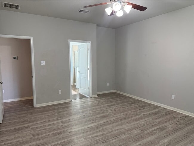 Building Photo - 306 Edgewater Park Dr