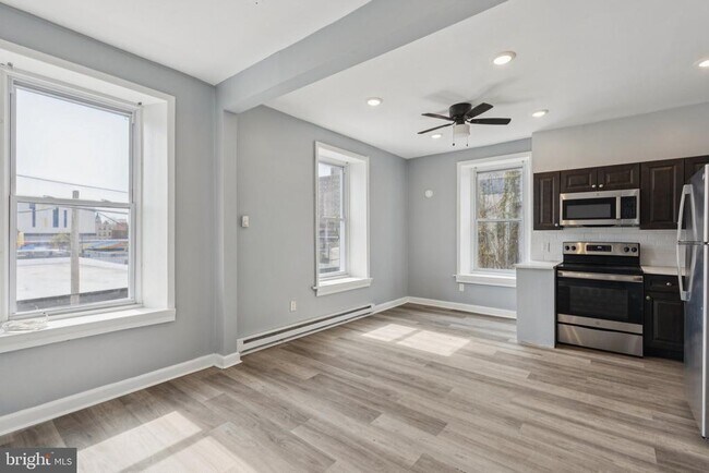 Building Photo - 21 E Price St