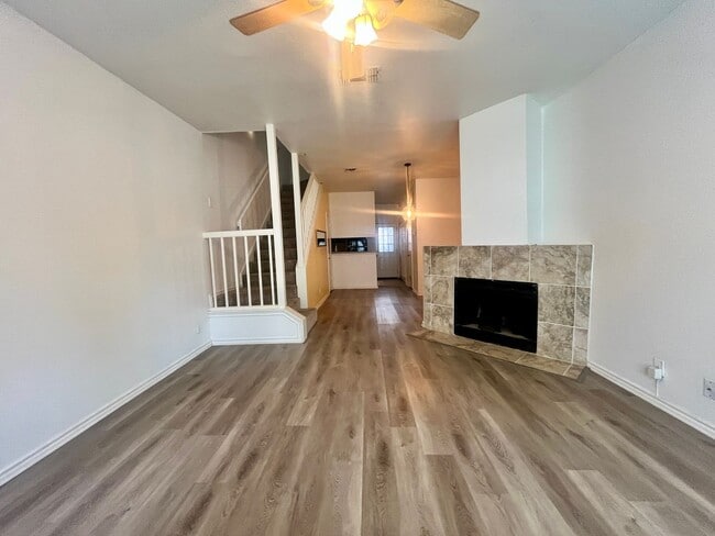 Building Photo - 2 Bedroom/2.5 Bath Townhome! Close to Majo...
