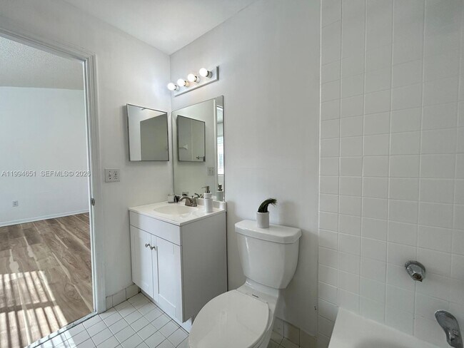 Building Photo - 6255 SW Kendale Lakes Cir