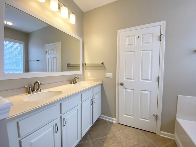 Building Photo - Rent Ready, Four Bedroom Home in Parkside ...