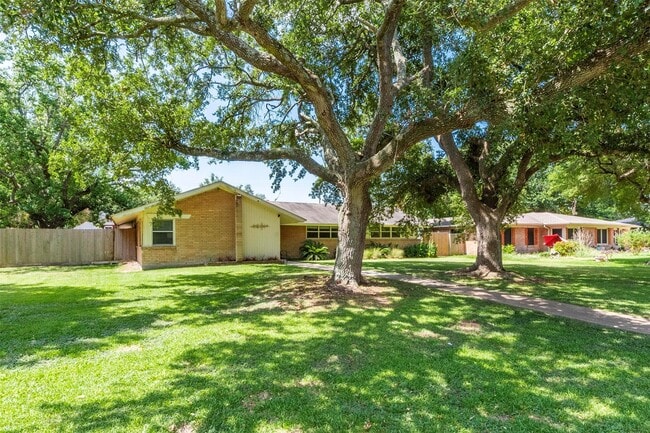 Building Photo - 11 10th Ave N