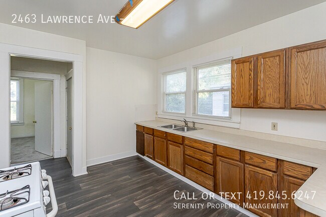 Building Photo - 2463 Lawrence Ave
