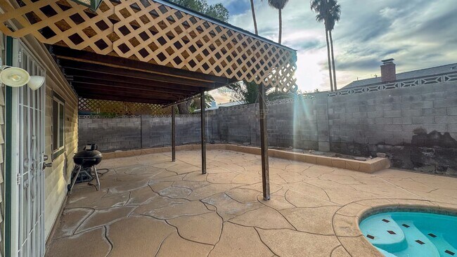 Building Photo - Move-In Ready 3-Bedroom with Pool / Lawn and Pool Service Included!