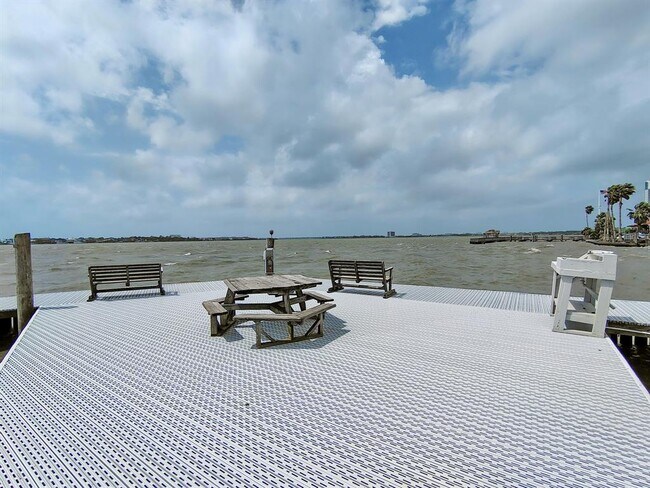Building Photo - 205 Yacht Club Ln