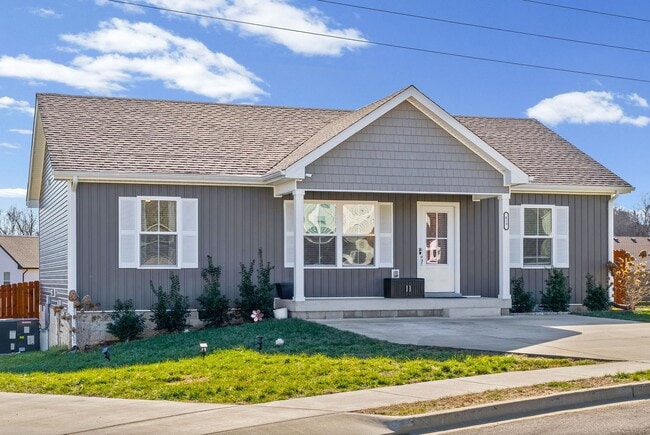 Building Photo - 3 Bedroom 2 Full Bath Home For Rent near Post!