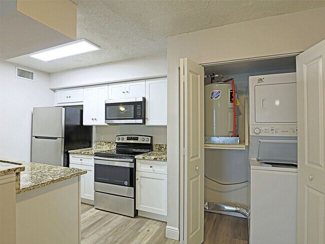 Building Photo - 5305 Summerlin Rd