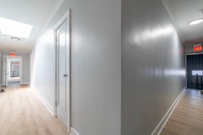 Building Photo - 6239 N Western Ave