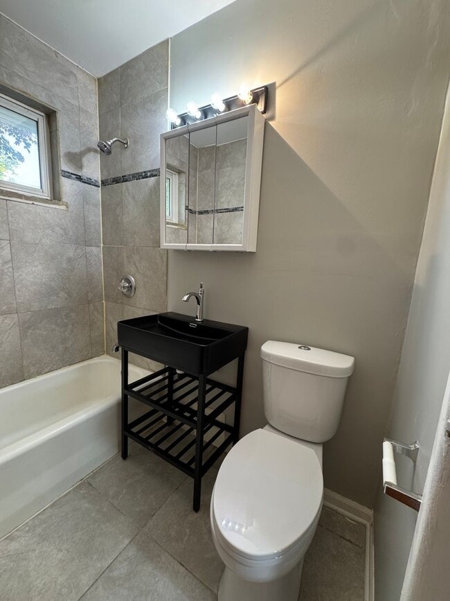 Building Photo - 2 Bedroom Ranch Home now available in Calu...