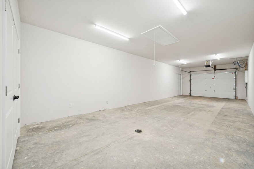 Building Photo - 2215 Lebanon Dr