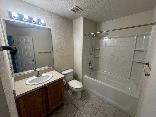 Building Photo - Beautiful 3BR/2.5BA Townhome with Water View in Fore Ranch