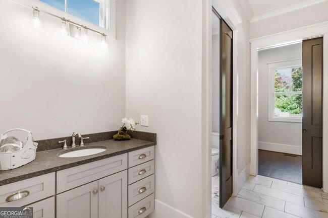 Building Photo - 6 Whisper Pl