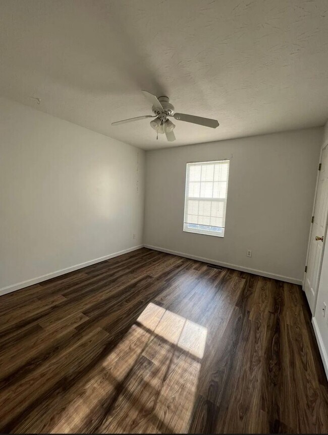 Building Photo - Cross Lanes Townhouse! In-Unit Laundry hoo...
