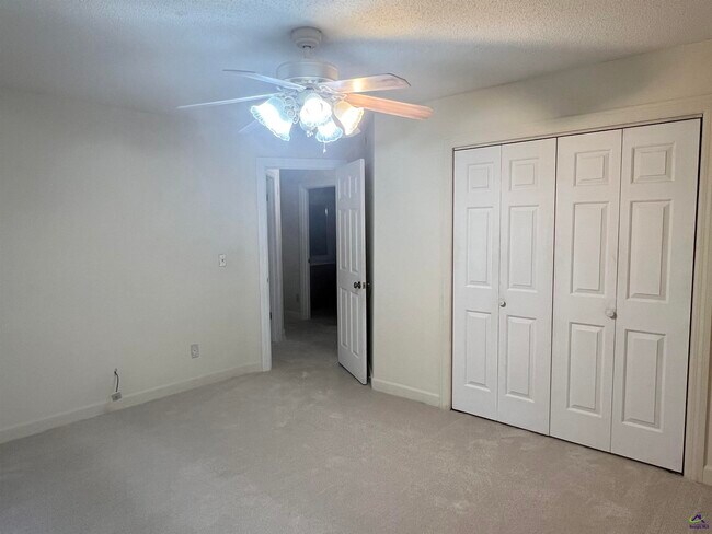 Building Photo - 115 Wedgewood Ct