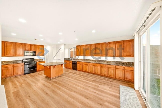 Building Photo - 6085 Medinah St