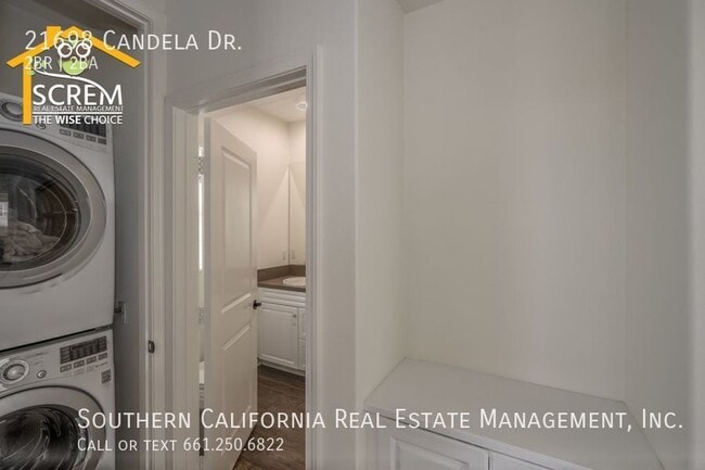 Building Photo - Updated Two Bedroom Detached Home in Gated...