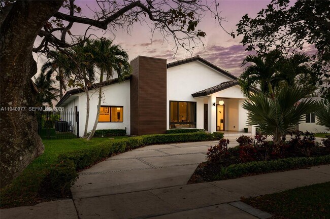 Building Photo - 2560 NE 199th St