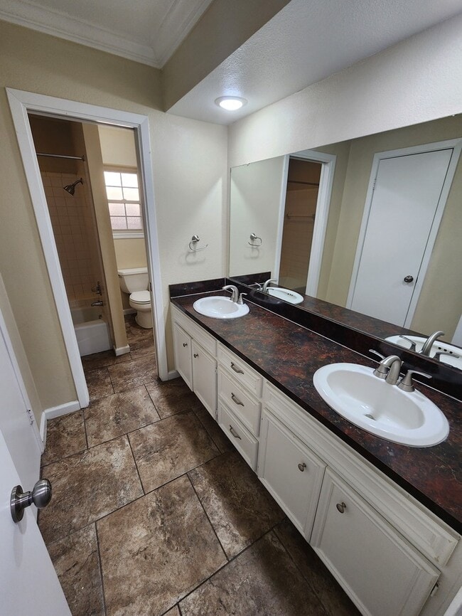 Building Photo - 4 bed 2 1/2 bath home, 2 car garage!