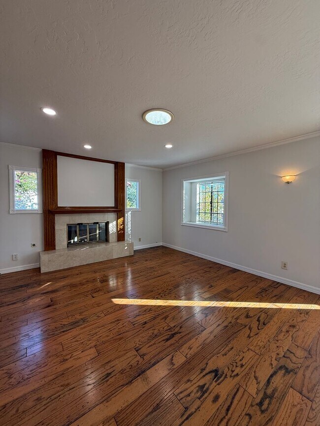 Building Photo - San Pedro 4 bedroom, 3 Bath Home with yard and Deck! Available NOW!