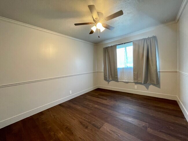 Building Photo - 325 W Center St