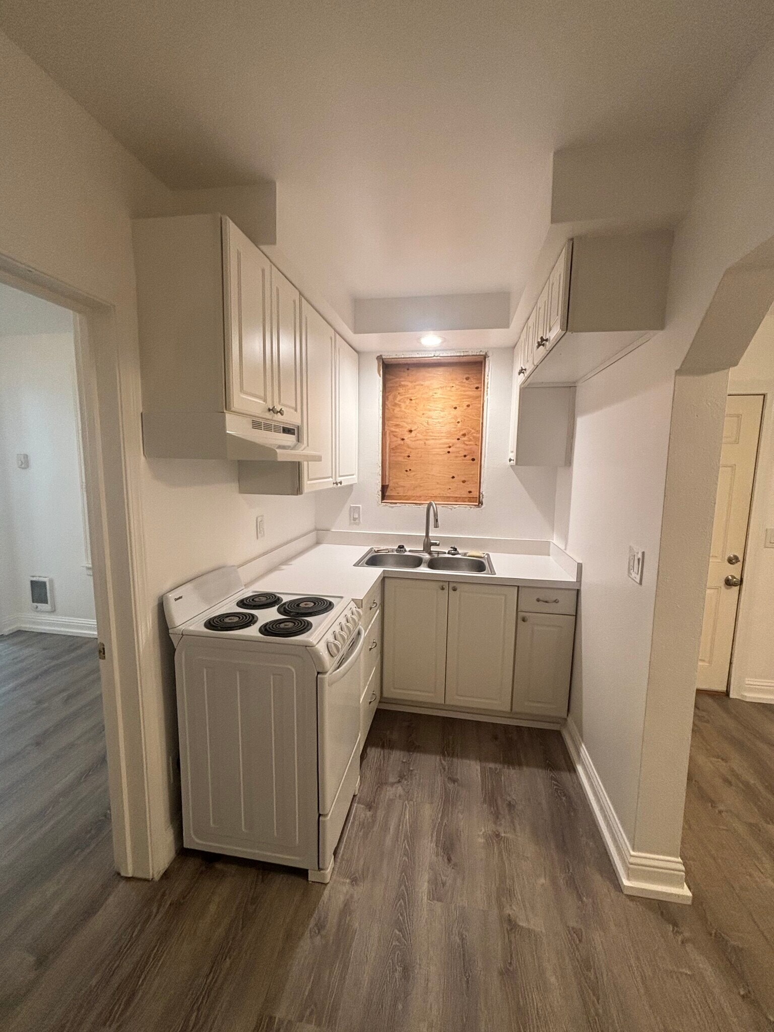 kitchen - 1700 California Ave S