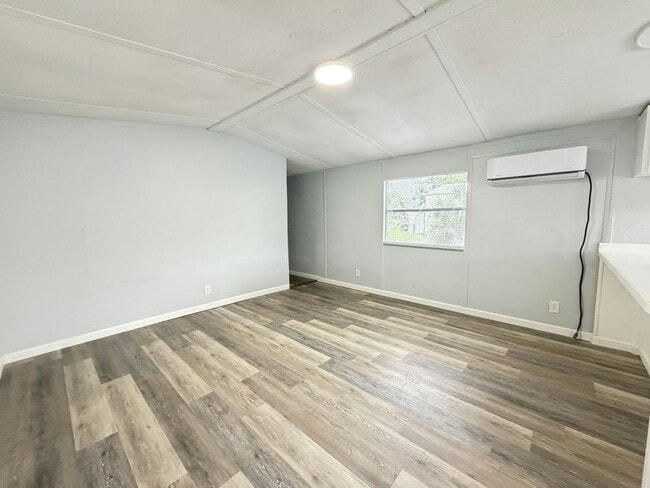 Building Photo - 11240 N Northwood Dr