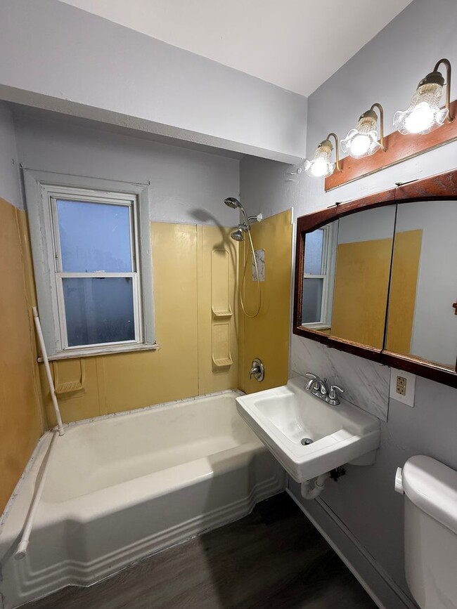 Building Photo - 3bd Single Nottingham Area Section 8