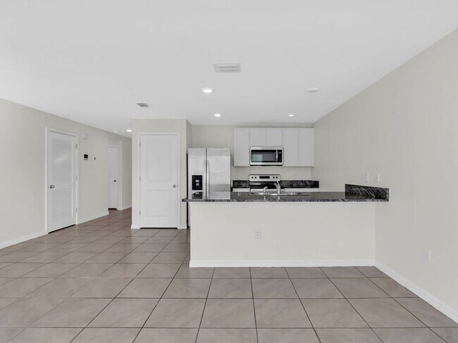 Building Photo - Beautiful 4 bedroom 2 bathroom Single Family House! Like new!