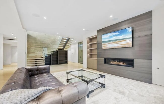 Building Photo - Luxury Coastal Escape w/ Resort-Style Amen...