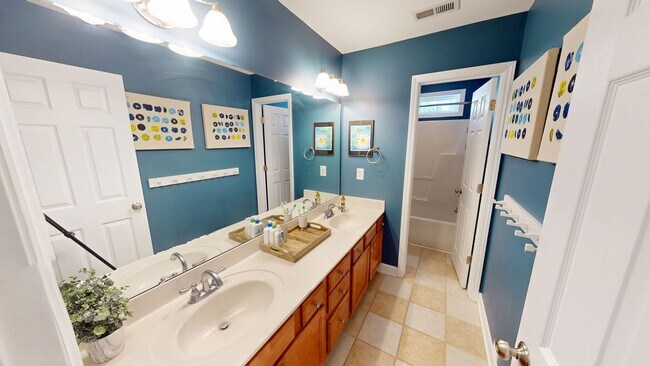 Building Photo - 5 Bedrooms with Golf Course Views in Carol...