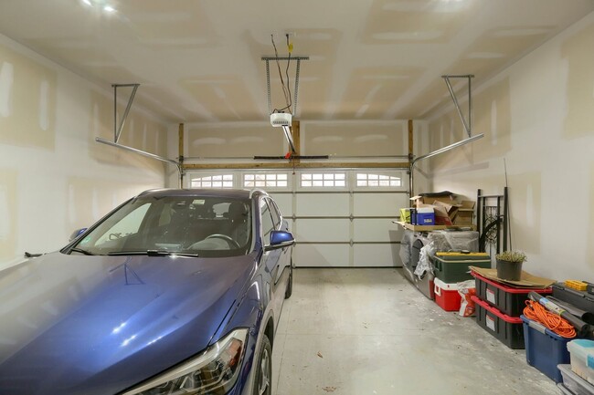 Building Photo - 4 Bedroom Home