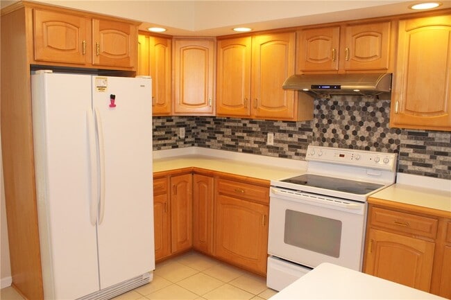 Building Photo - 121 Brittany Cir