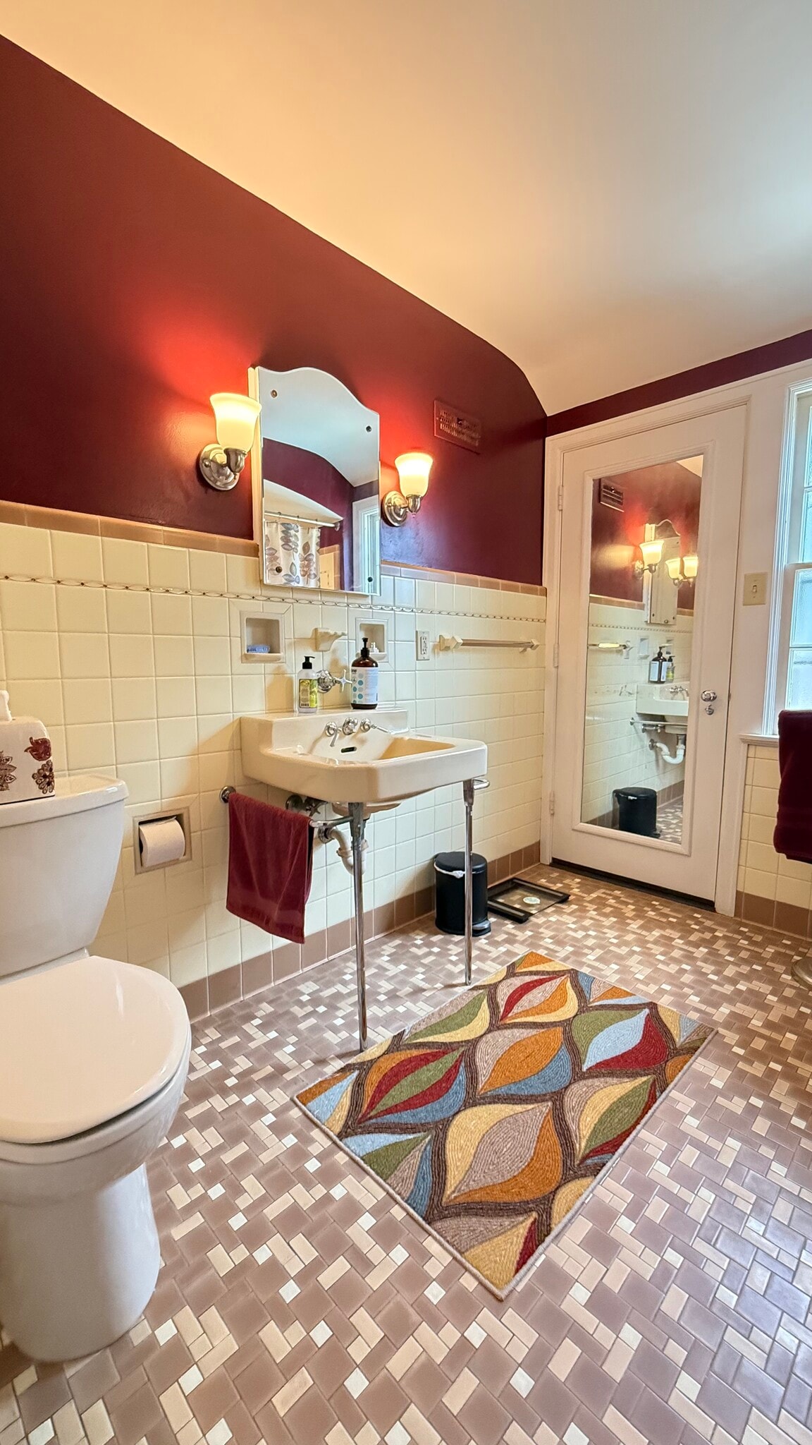 BATH - 6909 W Lloyd St