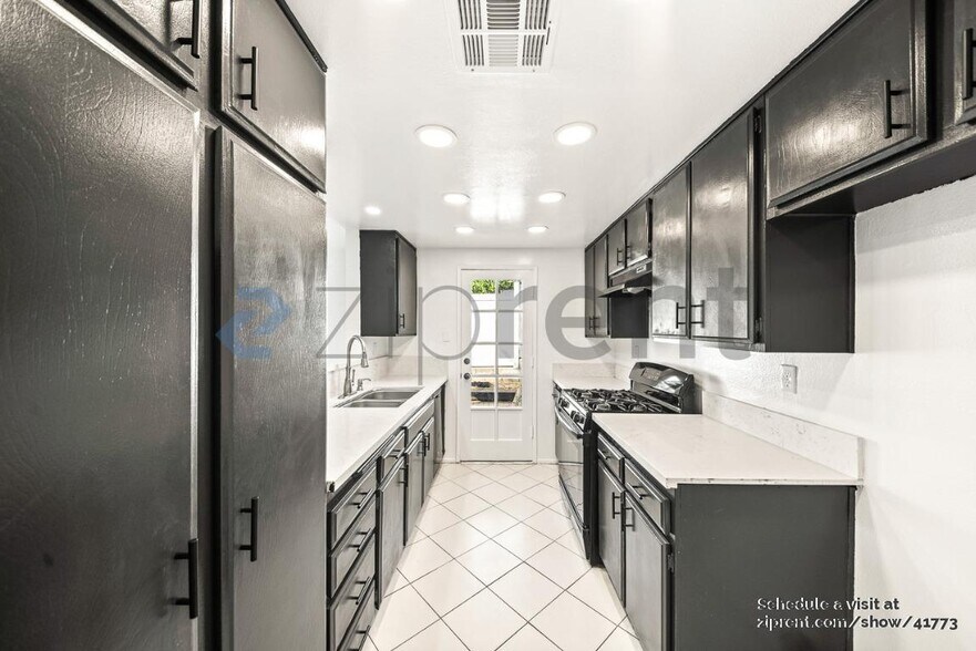 Building Photo - 14140 Oro Grande St