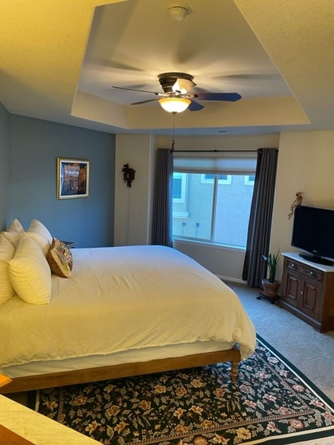 Building Photo - Bright & Open 2 Bedroom Condo on West Side