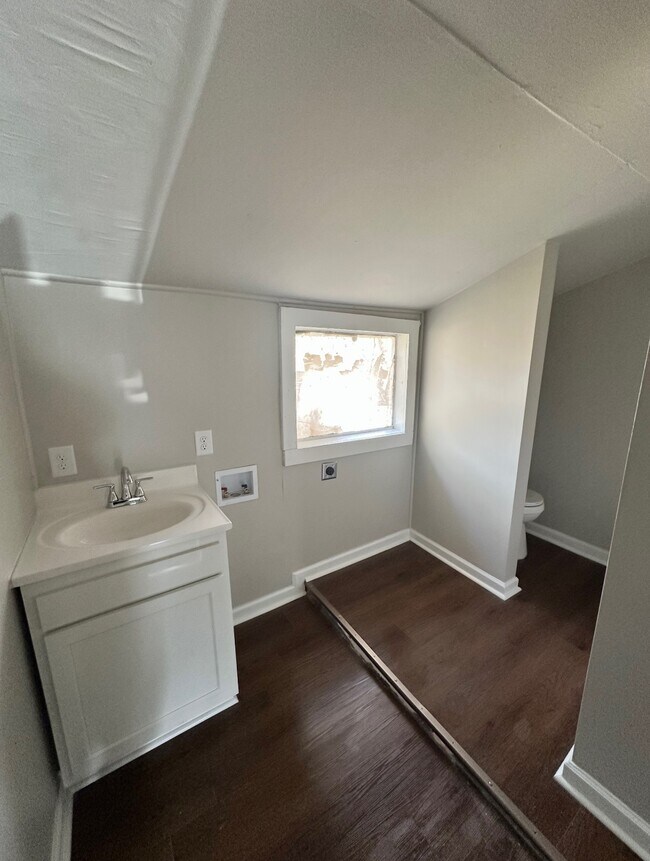 Building Photo - 424 34th Ave W