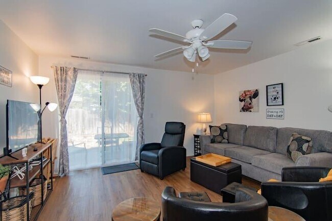 Building Photo - 565 Primrose Dr