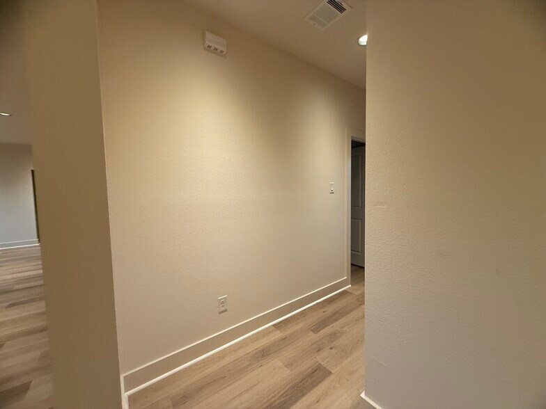 Building Photo - 104 Kirkland St