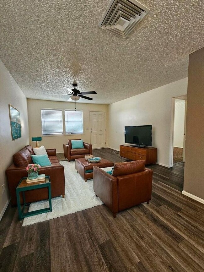 Building Photo - Renovated Cozy 2-Bedroom Duplex | Move In ...