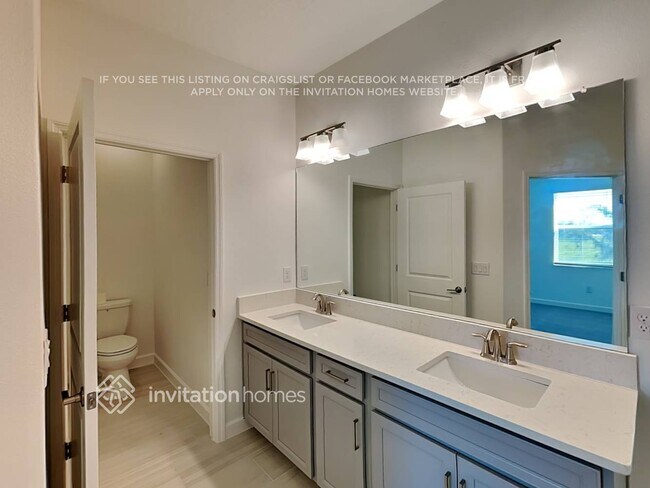 Building Photo - 14246 17 Ct E