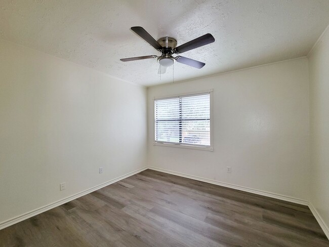 Building Photo - Welcome to this beautiful 2 story, 4 bedroom 2.5 bath home. Spacious living area with high ceilin...