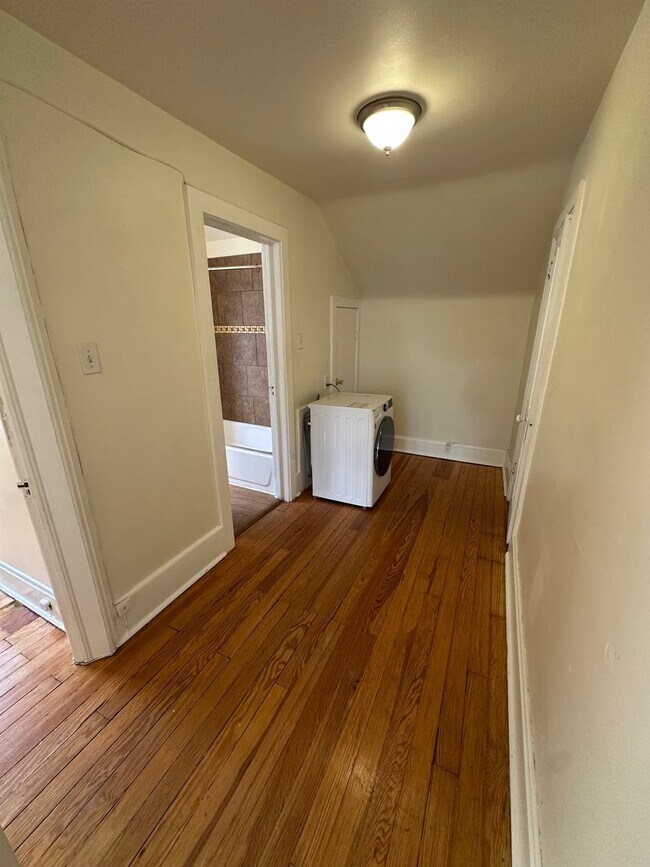 Building Photo - Top Unit (Beautiful Views) Flexible move in! Off Street Parking! All utilities included!