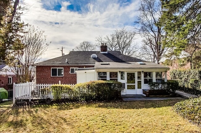 Building Photo - Spacious 3BR/2BA Rambler with Heated Sun-room and Slate Patio!