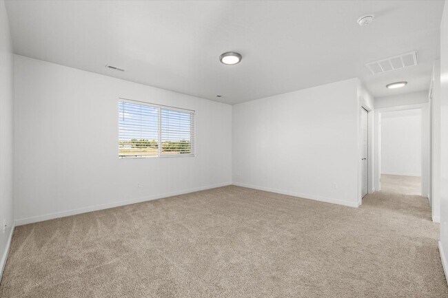 Building Photo - Eagle, ID – Spacious 3 Bedroom + Bonus Room