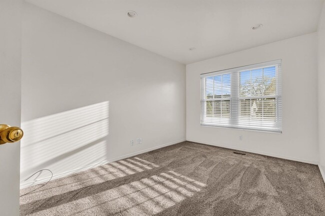 Building Photo - 5BR Sandy Home w/ NEW Flooring, Huge Basement & Large Backyard