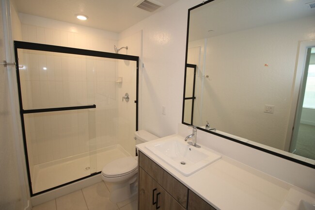 Building Photo - 2707 E Tamarind Dr