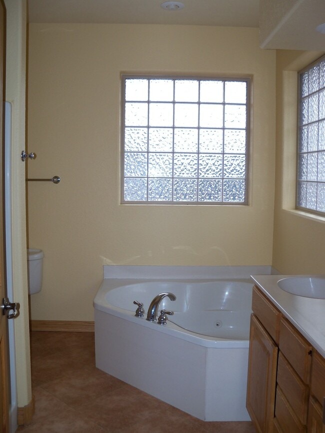 Building Photo - * PENDING APPLICATION * 6 BEDROOMS | 3 BAT...